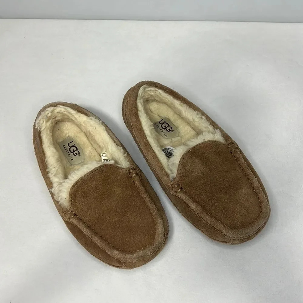 UGG Australia Kids Chestnut Genuine Suede, Sheepskin Wool Loafer Slippers Size 2